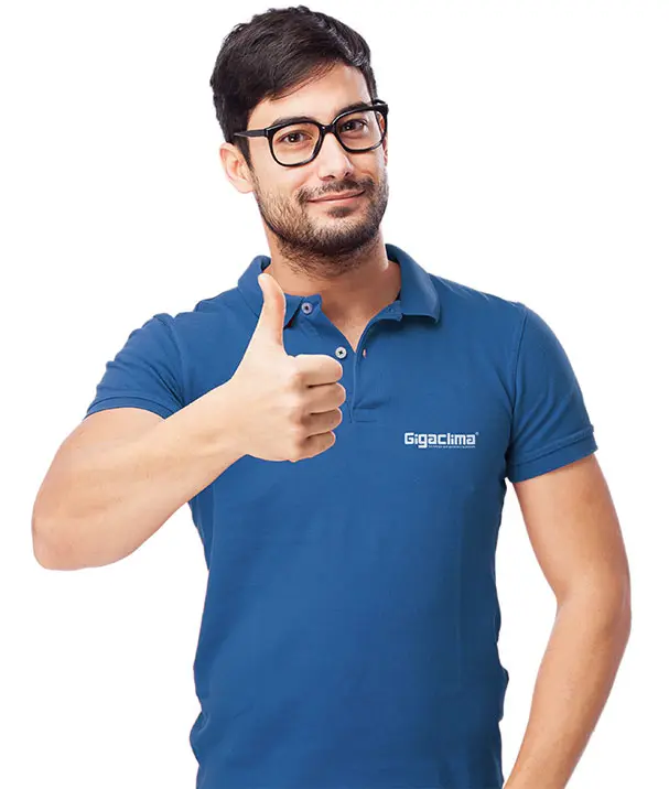 Foto de um homem com a camiseta da Gigaclima com o dedão levantado